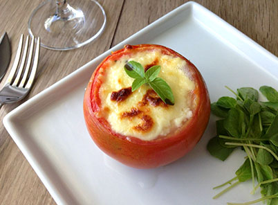 Tomate recheado com Queijo Mussarela e Parmesão Suaçuí